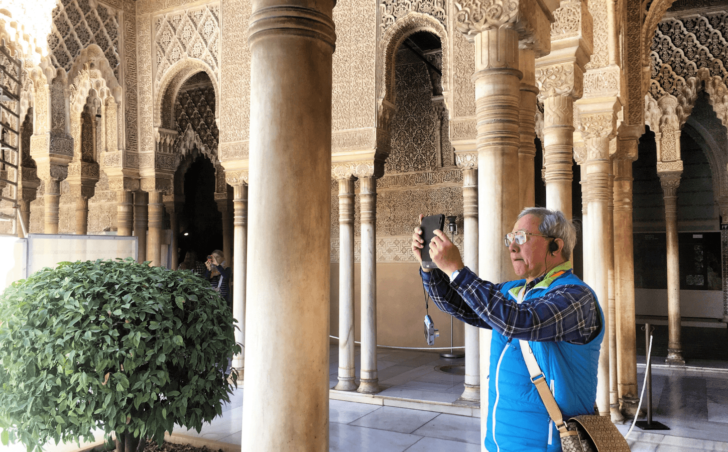 Private transfer in luxury vehicle from Hotel in Granada to the Alhambra, and from Alhambra back to Hotel for 4 passengers 3