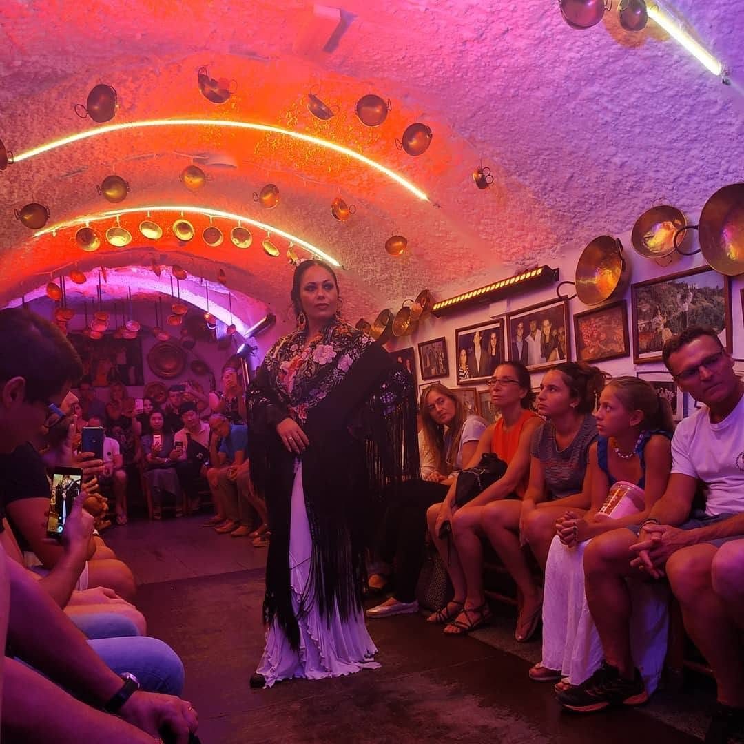Cena y Espectáculo de Zambra Gitana en la Cueva de La Rocío con Transfer de Ida y Vuelta 3